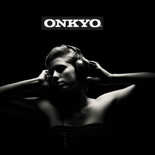 Ein Bild in schwarz/weiss mit dem Onkyo Logo, sowie einer Frau die Musik über Kopfhörer hört.