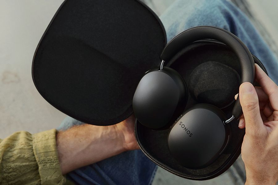 Ein Lifestylebild, dass Sonos Ace inkl. Hülle darstellt