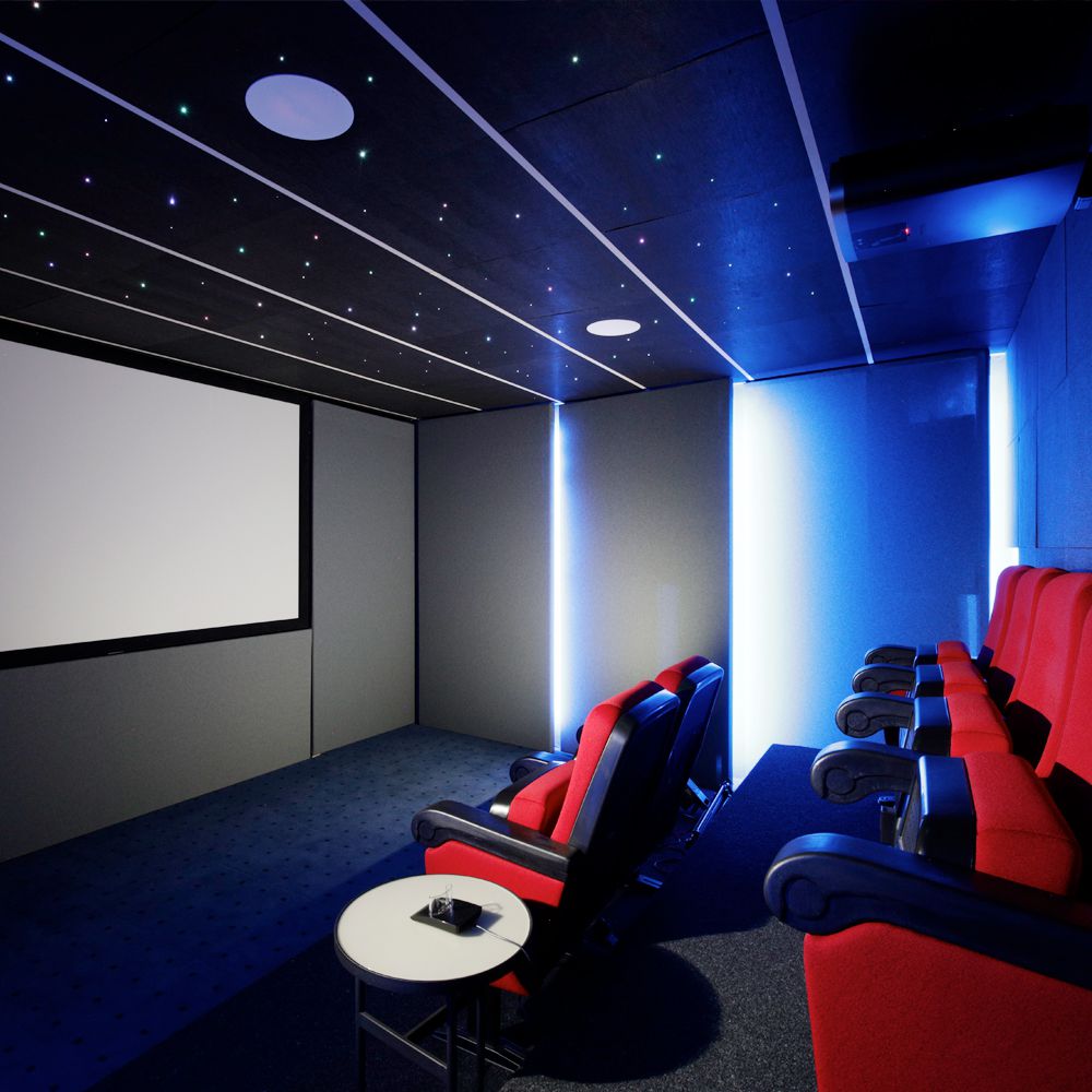 novis Showroom: Innenansicht eines Kinos mit roten Stühlen und Decke in Sternmodus.