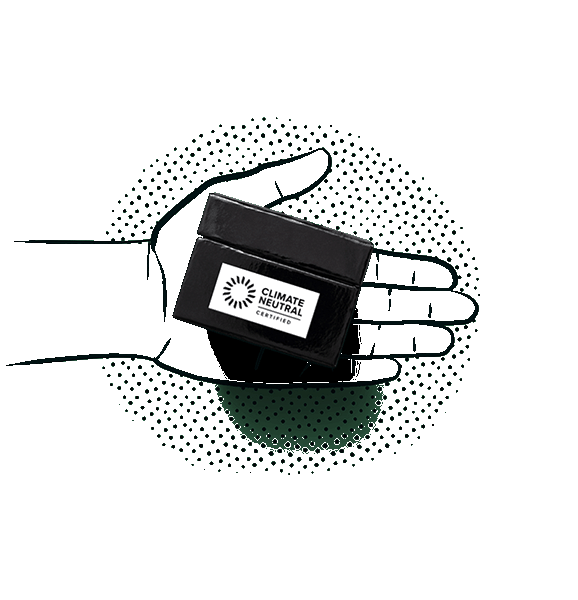 Illustration: Hand mit Climate Neutral Label auf einer Kassette LifeStraw