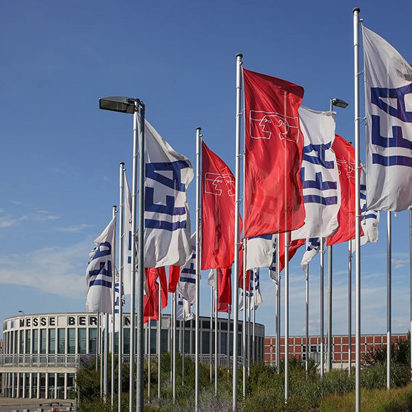 IFA Messe 2022 vor dem Messegelände draussen, dabei ist das Messegebäude im Hintergrund ersichtlich und die Promotionsflaggen, der Messe