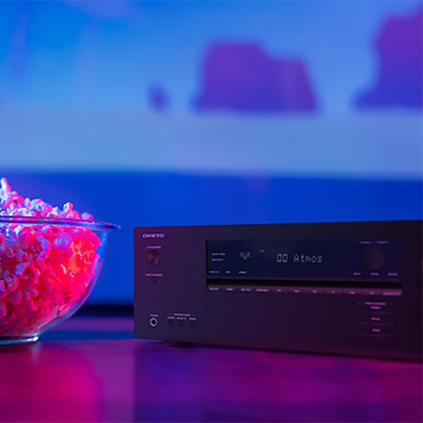 Lifestylebild des neuen AV-Receivers von Onkyo mit einer Popcorn-Schale daneben