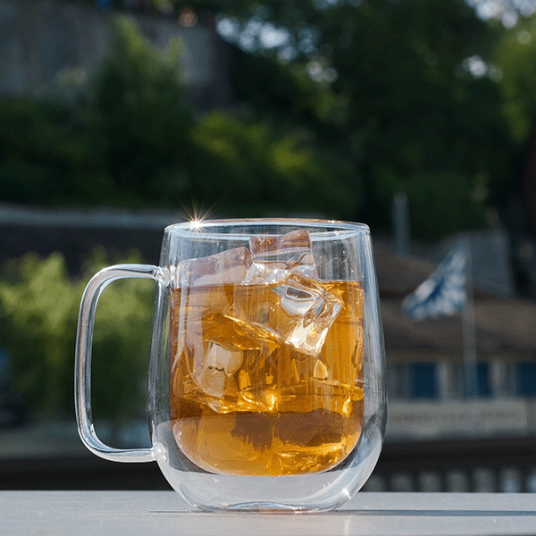 BRU Sommer Eistee im Glass mit Eiswürfeln draussen in der Natur