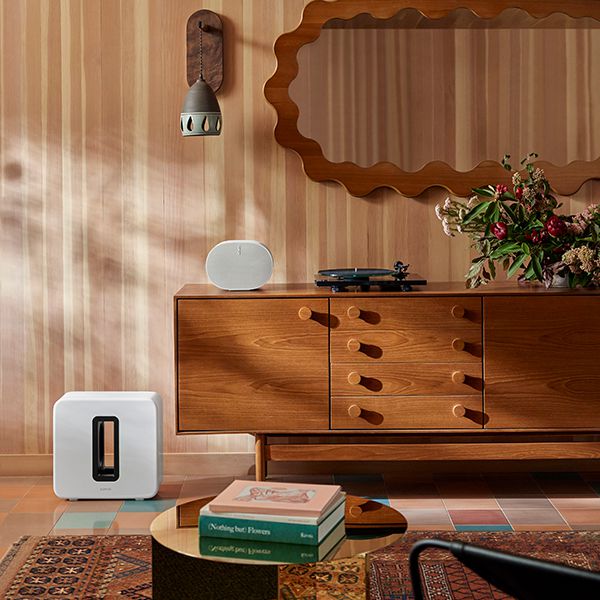 Ein Lifestylebild der Sonos Lasso & Lotus: Sub 4 und Arc Ultra