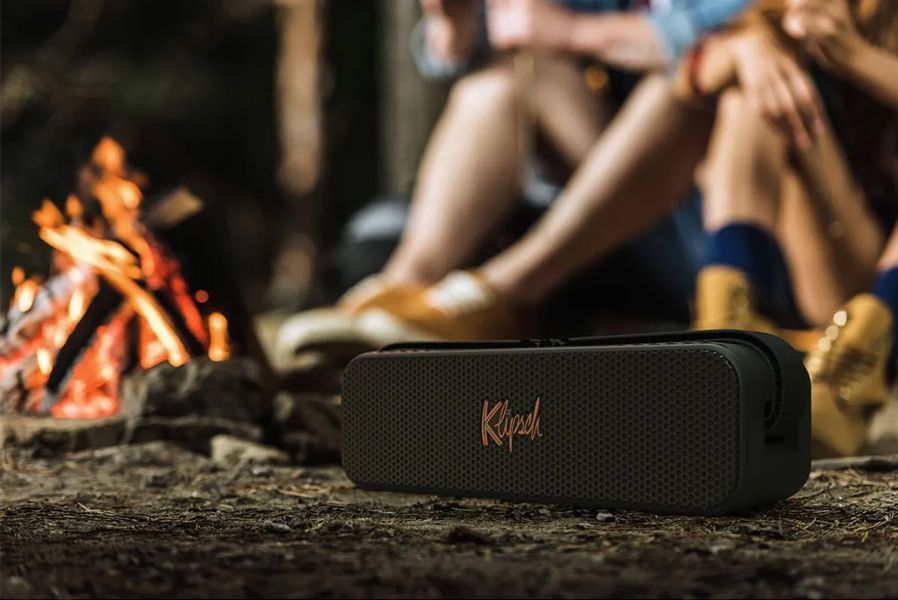 Ein Lifestylebild von Klipsch Detroit an einem Lagerfeuer