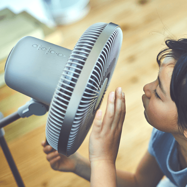 Nahaufnahme eines Kindes vor dem Kamome Ventilator