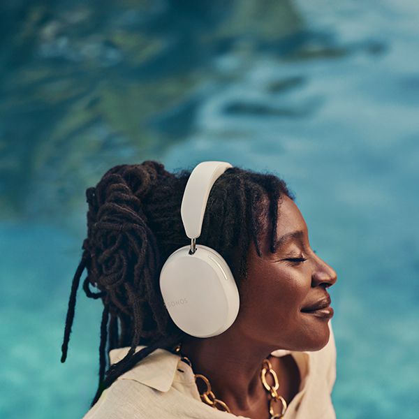 Lifestylebild einer Frau am Pool, dass mit Sonos Ace Musik hört