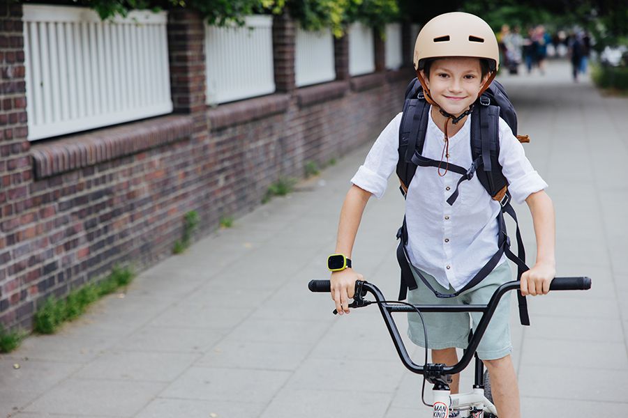 Schuljunge auf dem Velo mit Xplora Smartwatch