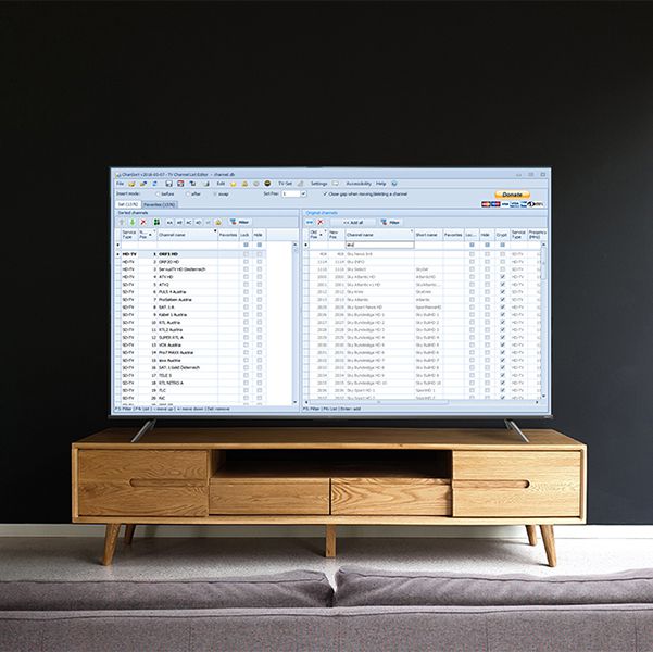 TCL-TV in einem dunklem Zimmer mit einem Lichtschimmer auf der Seite und einem grossen TCL-TV in der mitte des Bildes der ein hochauflösendes Bild eines Chamäeleons abbildet