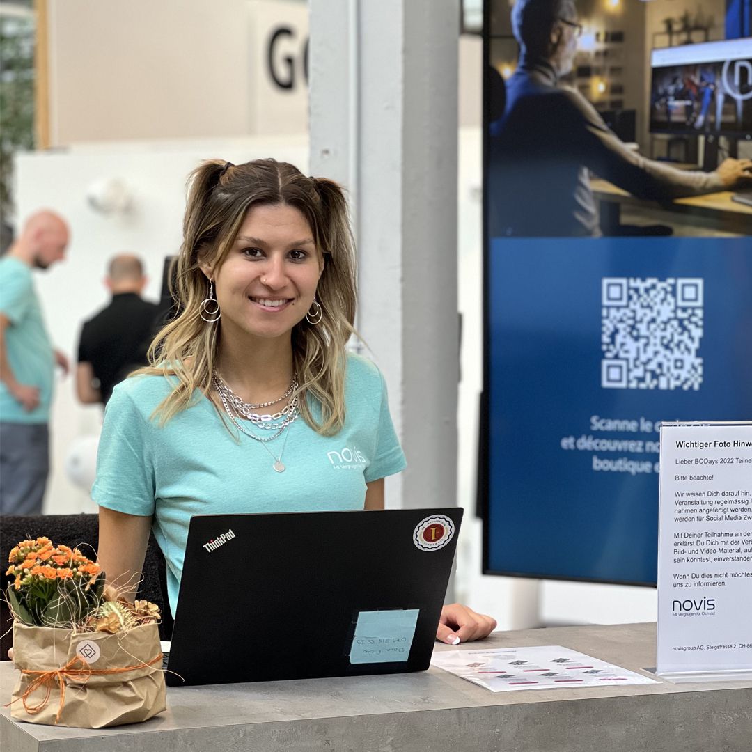 Eine Frau am BODays2022 WelcomeDesk