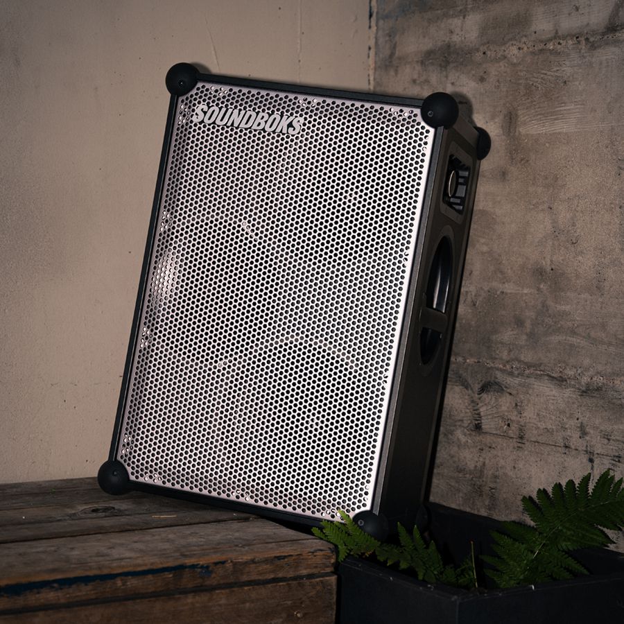 Soundboks 4 Lautsprecher wird schräg auf einer Pflanzenkiste abgebildet
