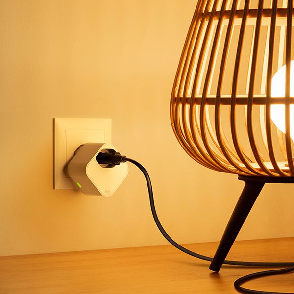 Bild einer eingeschalteten Lampe, die an einer Eve Energy Steckdose angeschlossen ist.