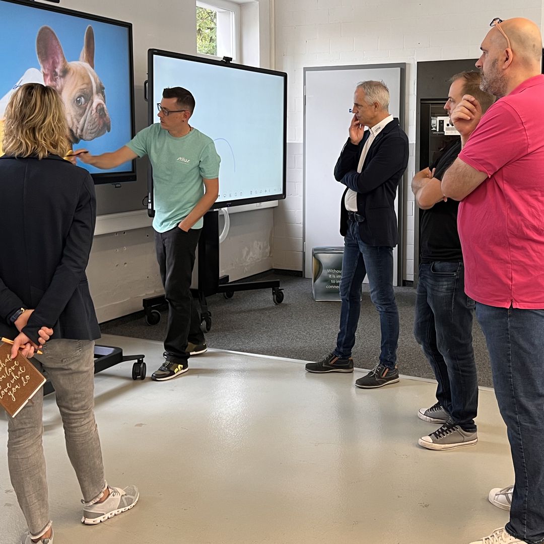 Mehrere Besucher der BODays2022 hören einem Vortrag zu über CTouch Displays