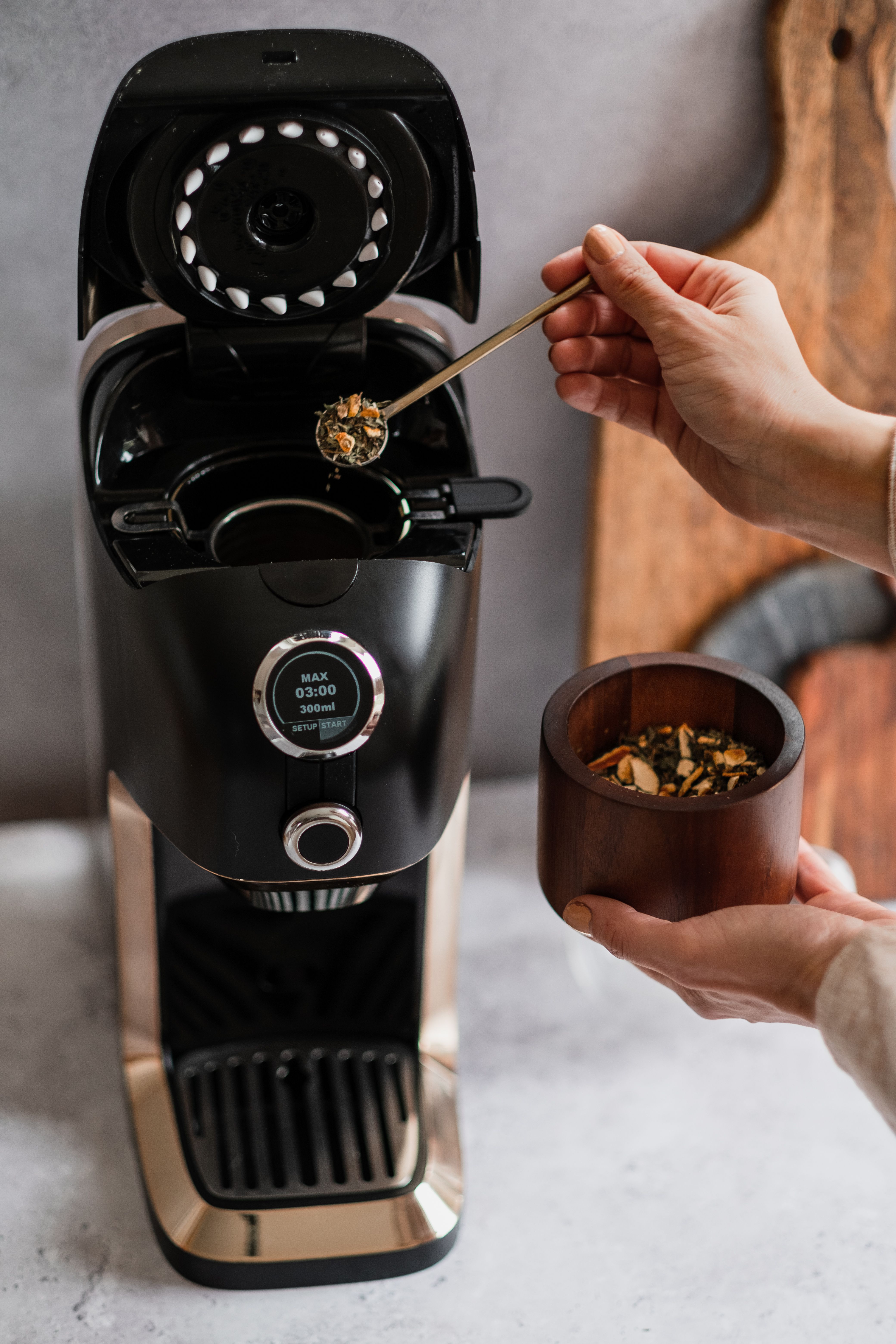 Machine à thé BRU noire. Le thé en feuilles Looser est ajouté