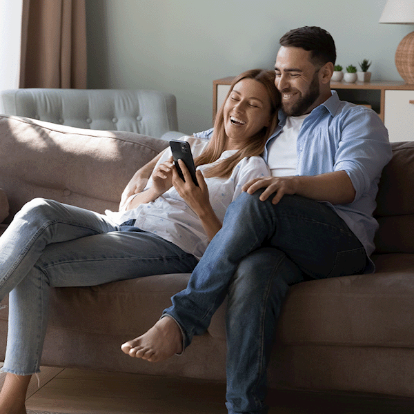 Eve für Smart Home als Lifestyle Bild mit Paar auf dem Sofa