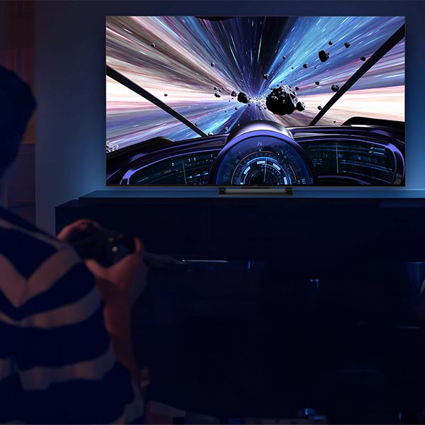Auf dem TCL-TV sieht man eine Gaming Figur mit ritterlicher Rüstung