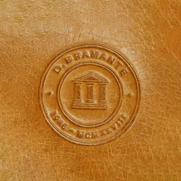 Das Signet von dbramante1928 auf hellem Leder gebrandmarkt.