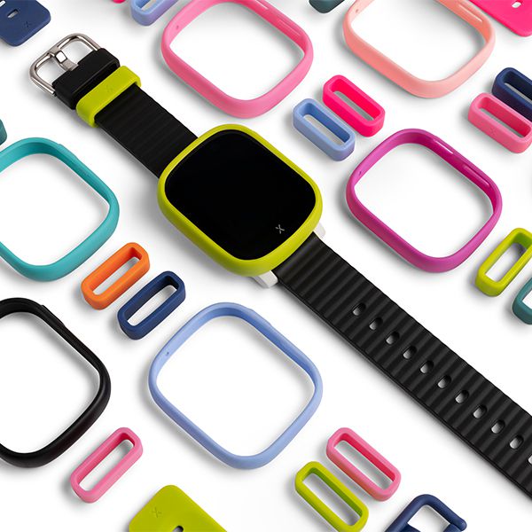 Produktbild eines Xplora-Smartwatch mit verschieden farbigen Armbänder drum herum verteilt