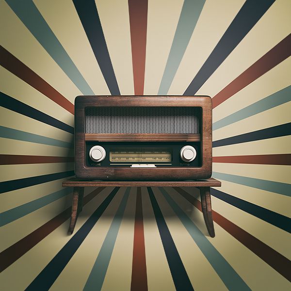 Vintage Radio auf einem farbigen Hintergrund im 70er Jahre Stil