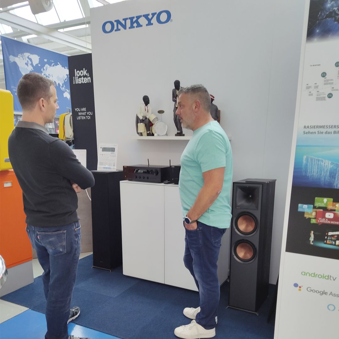 Mitarbeiter stellt einem Teilnehmer der BODays2022 die Produkte von Onkyo vor