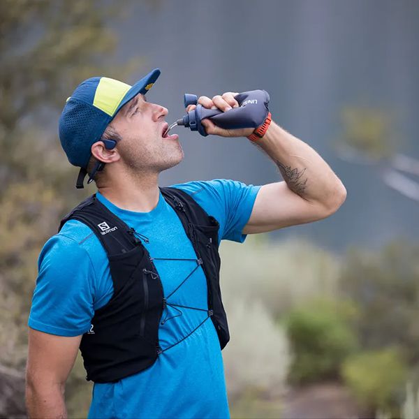 Lifestylebild eines Mannes in der Natur mit einer Lifestraw Flasche