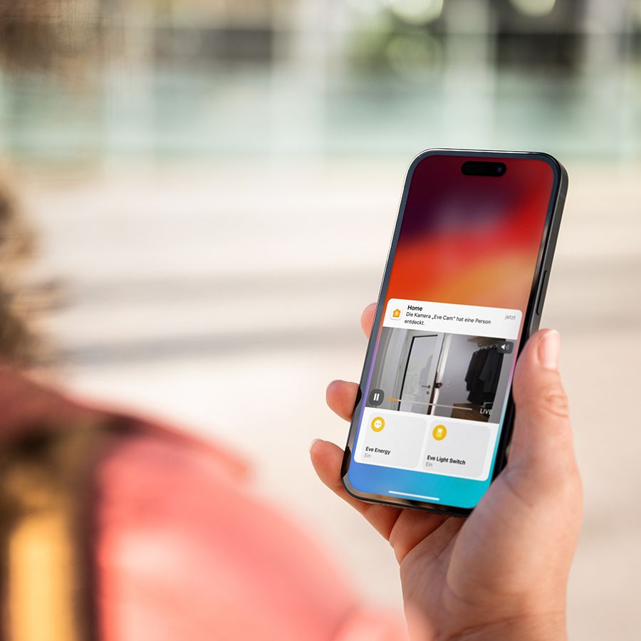 App der Smart Security Cam von Eve auf dem Handy in der Hand einer Frau