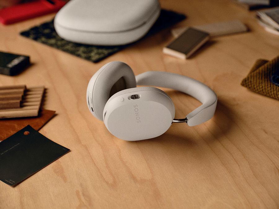 Ein Lifestylebild des Sonos Ace auf einem Kaffeetisch