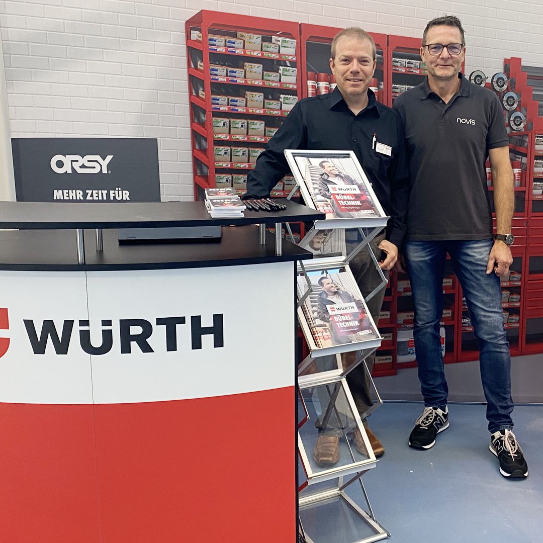 2 Männliche Personen stehen an einem Messestand der Firma Würth.