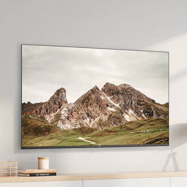 Auf dem Bild ist ein TCL-Fernseher dargestellt, dass eine Berglandschaft anzeigt.
