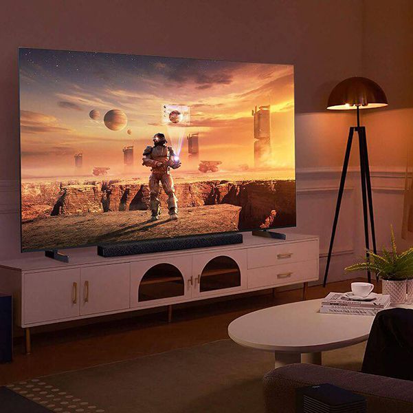 Lifestylebild zum TCL Grossbildschirm in einem Wohnraum auf einem weissen TV-Möbel