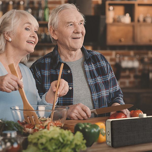 Ein glückliches älteres Paar geniesst die gemeinsame Zeit zu Hause beim Kochen