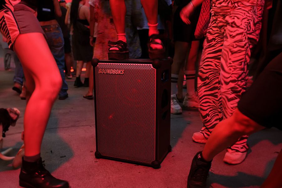 Ein Lifestylebild von Soundboks 4 in einer Garagenparty